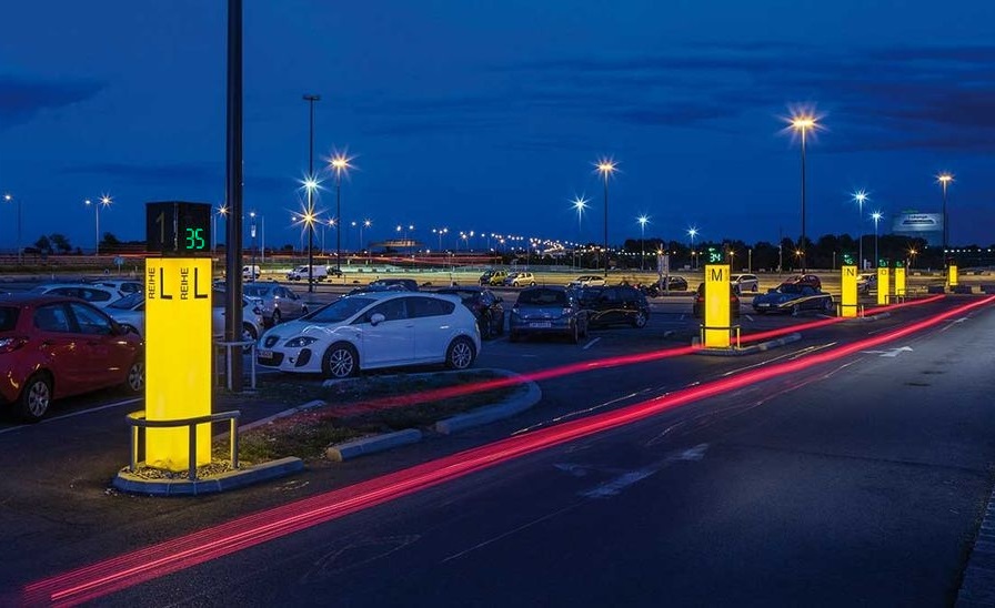 Przykładowe podświetlane totemy wskazujące stan zajętości miejsc w alejkach parkingu zewnętrznego.